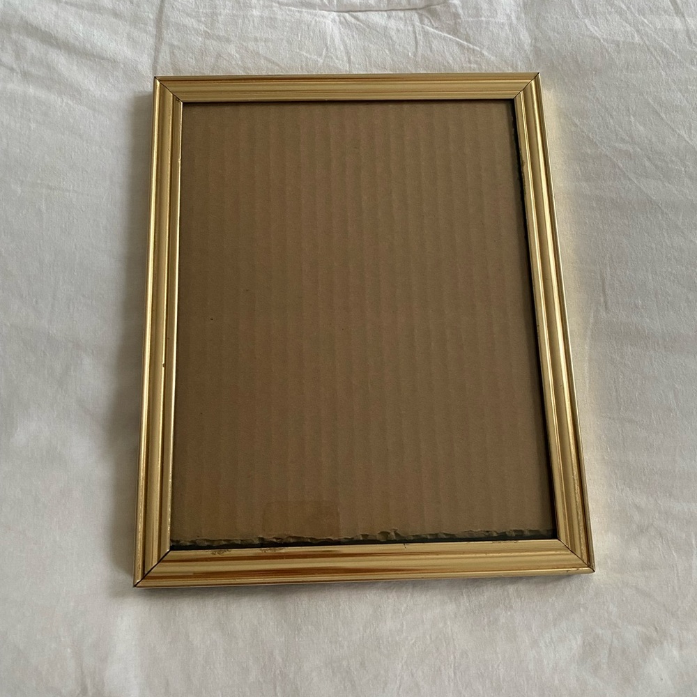 LARGE VINTAGE PHOTO PICTURE FRAME IN GOLD
